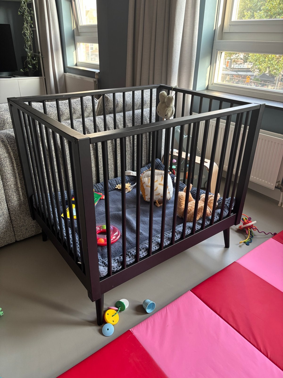 Zwarte box voor baby's en peuters, Kinderen en Baby's, Ophalen, Gebruikt, Vierkant, In hoogte verstelbaar
