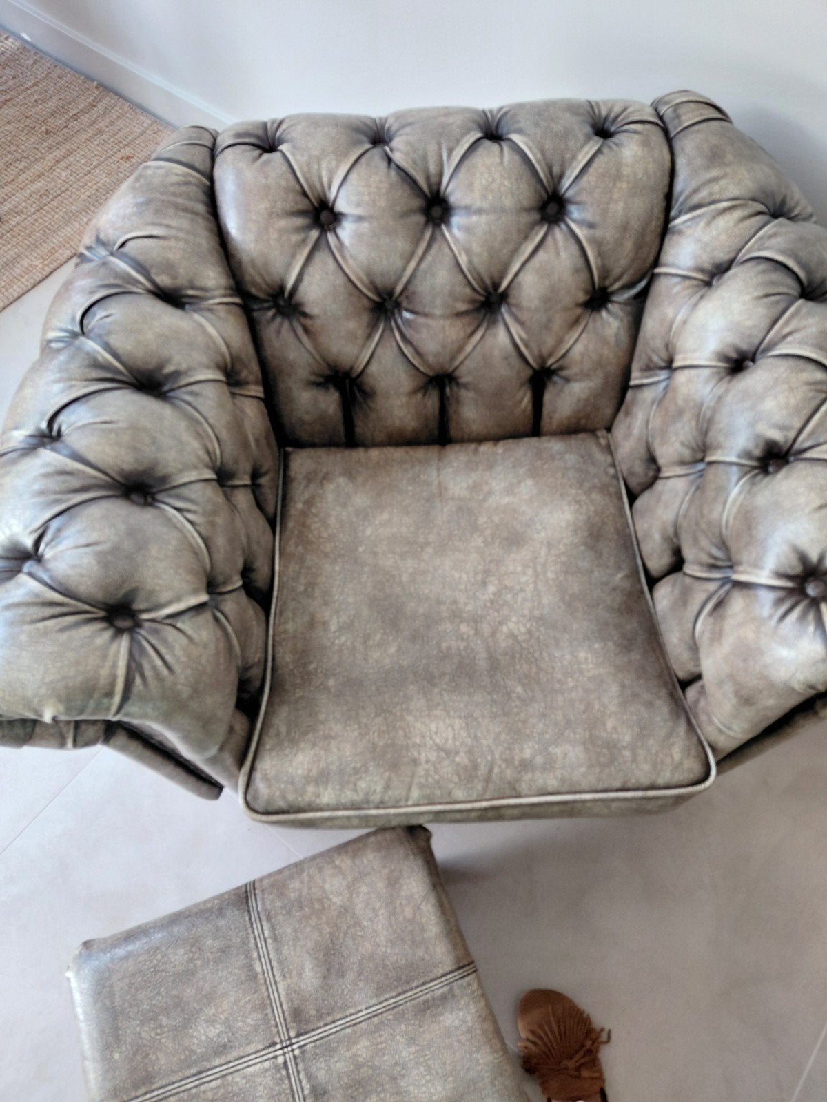 Chesterfield stoel met poef., Ophalen, Gebruikt, 75 tot 100 cm, Leer