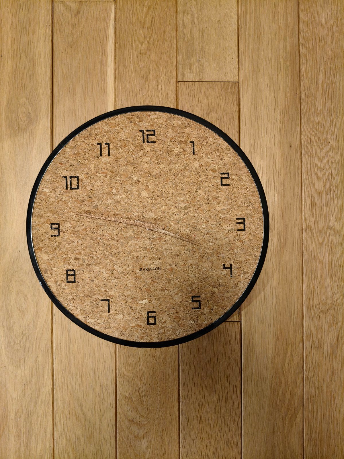 Karlsson wandklok met kurk en houten cijfers, 40 cm, Huis en Inrichting, Wandklok, Analoog, Ophalen of Verzenden, Zo goed als nieuw