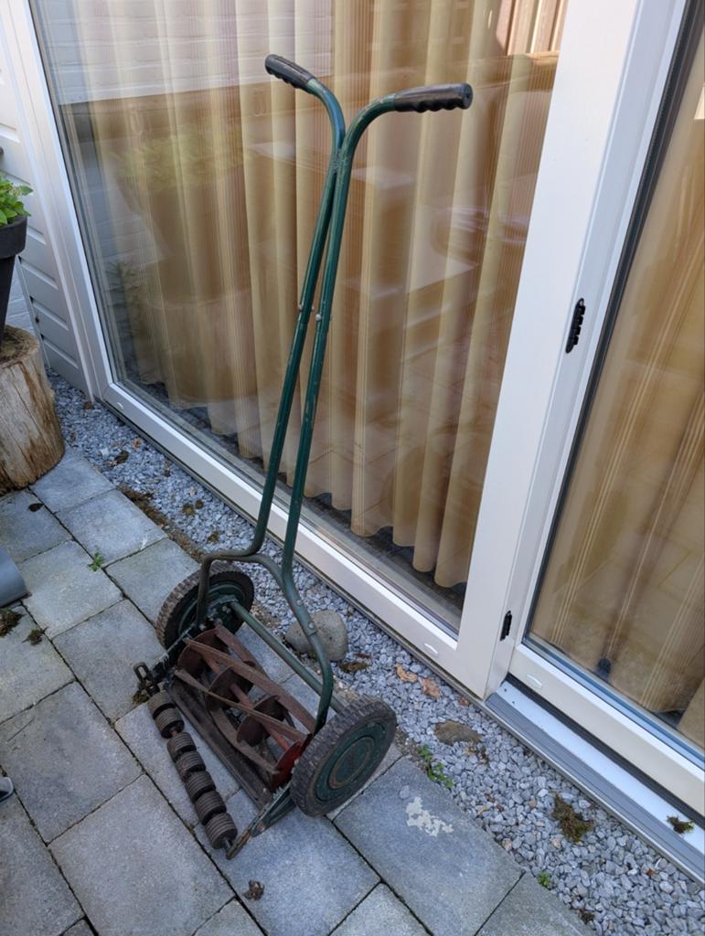 Oerdegelijke handgrasmaaier met opvangbak, Tuin en Terras, Grasmaaiers, Ophalen, Gebruikt, Handgrasmaaier, Onbekend