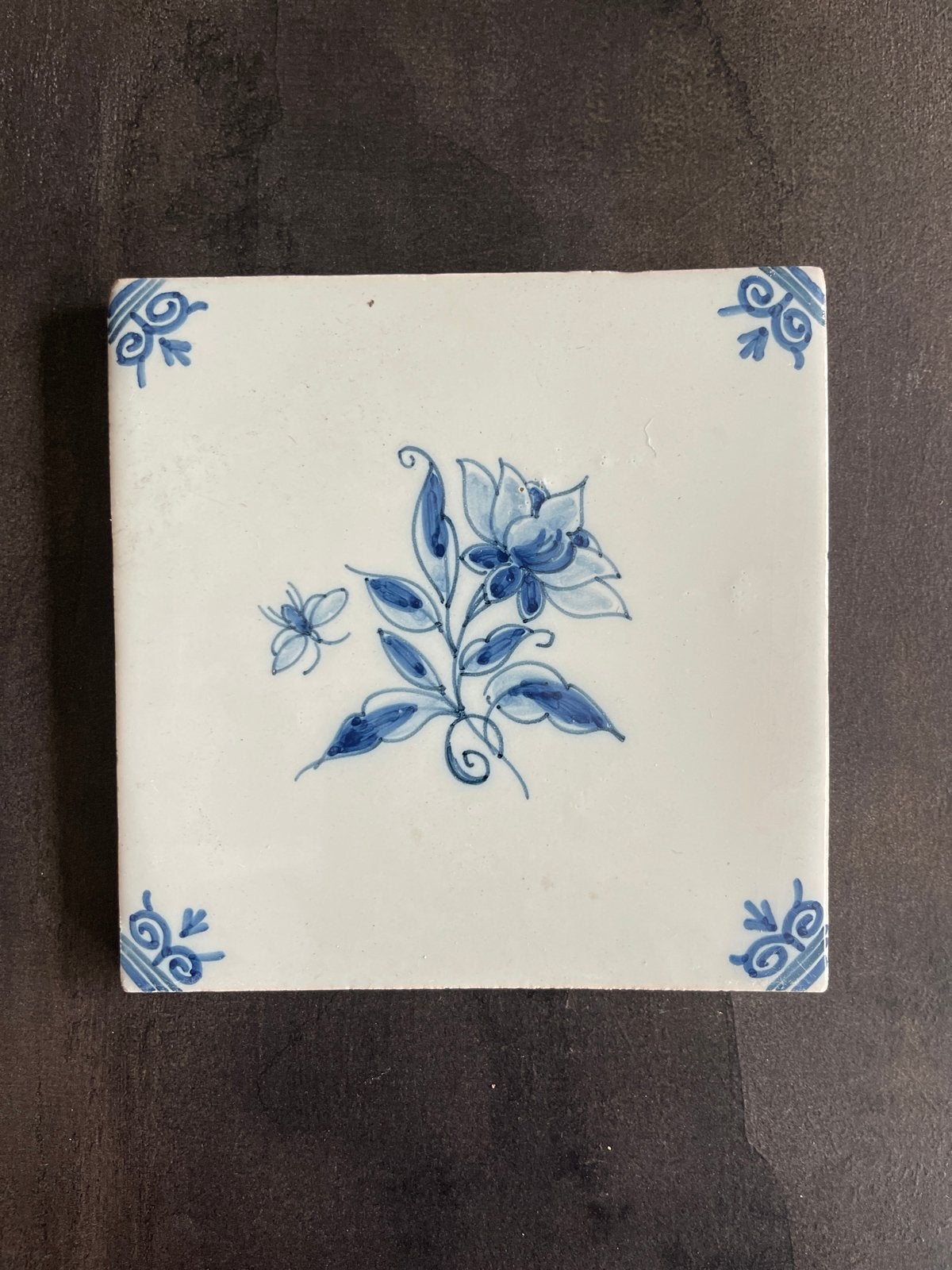 Antieke Makkum Tegel 13x13 cm met Bloemafbeelding, Antiek en Kunst, Ophalen of Verzenden