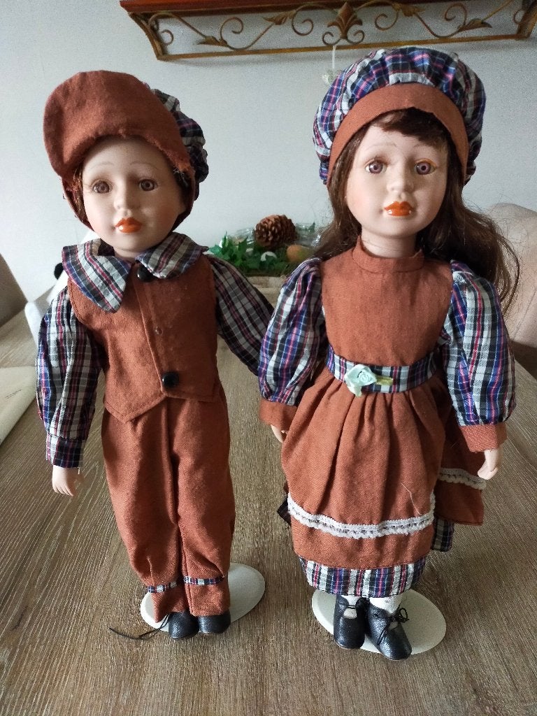 Te koop: 2x Stenen poppen staand op standaard, Verzamelen, Poppen, Ophalen of Verzenden, Zo goed als nieuw, Pop