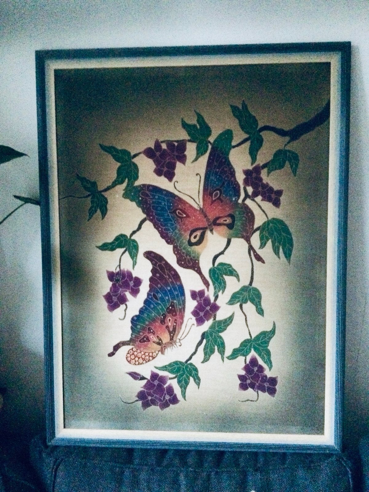 Groot ingelijste Batik Schilderij Vlinders en Bloemen, Antiek en Kunst, Ophalen, Dieren, Gesigneerd, Overige technieken