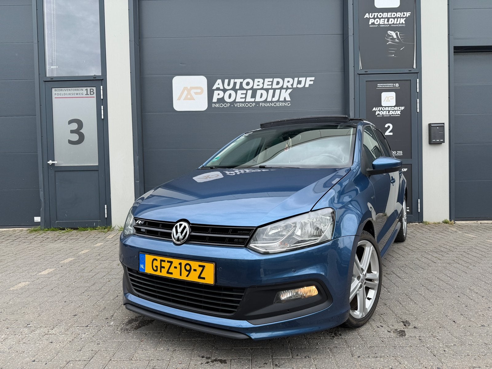 Volkswagen Polo 1.0 Benzine 55kw 2015 R-Line Lounge Pano vol, Voorwielaandrijving, Stof, 74 pk, Zwart