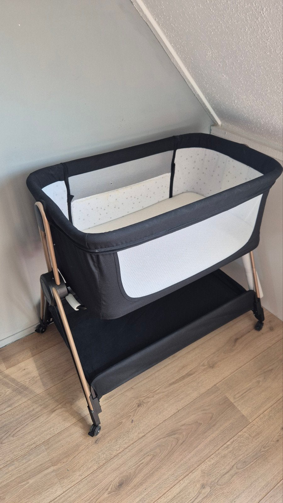 Puck Claire Co-Sleeper | Zwart/Goud | Zo goed als nieuw, Ophalen of Verzenden, Zo goed als nieuw, Ledikant
