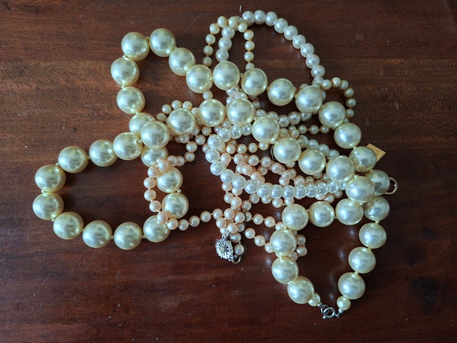 Mooie parelkettingen en armbanden, Sieraden, Tassen en Uiterlijk, Ophalen of Verzenden, Zo goed als nieuw, Wit, Kunststof