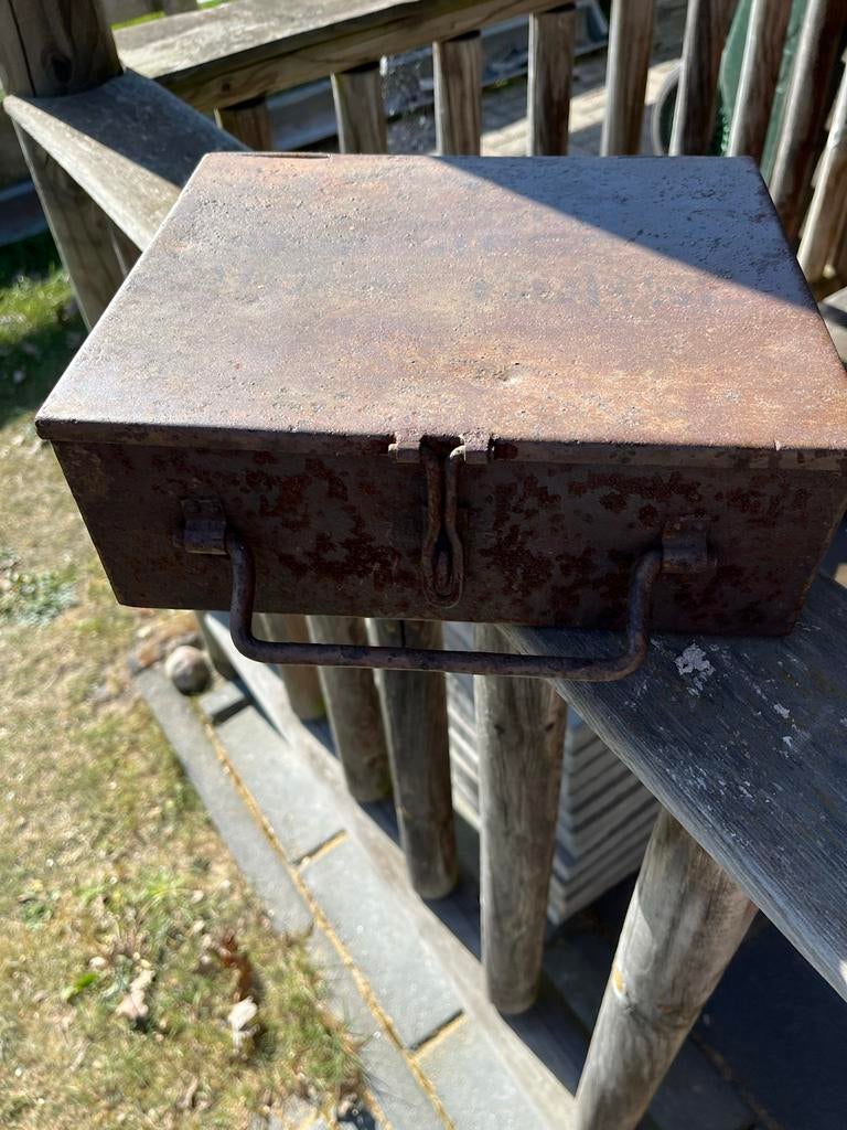Oude roestige metalen legerkist met vakken, Ophalen of Verzenden