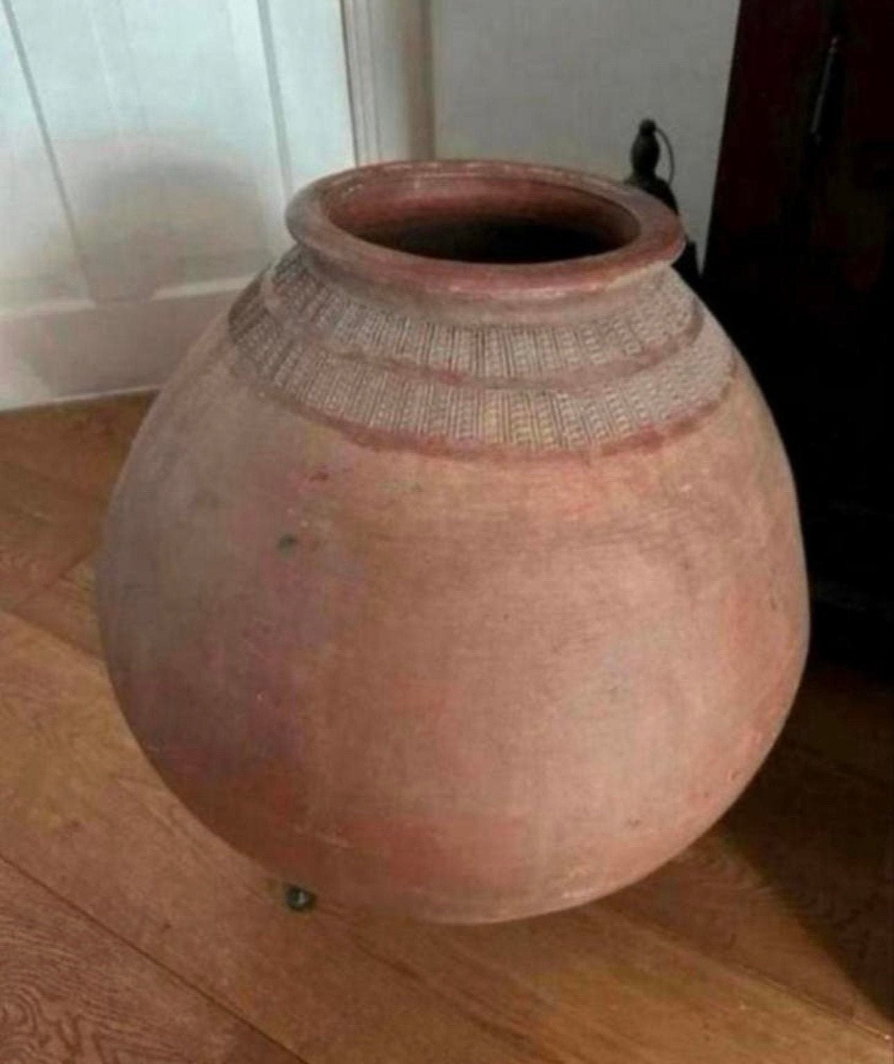 Xl terracotta pot uit indonesië, antiek model op standaard, Ophalen, Zo goed als nieuw, Bruin