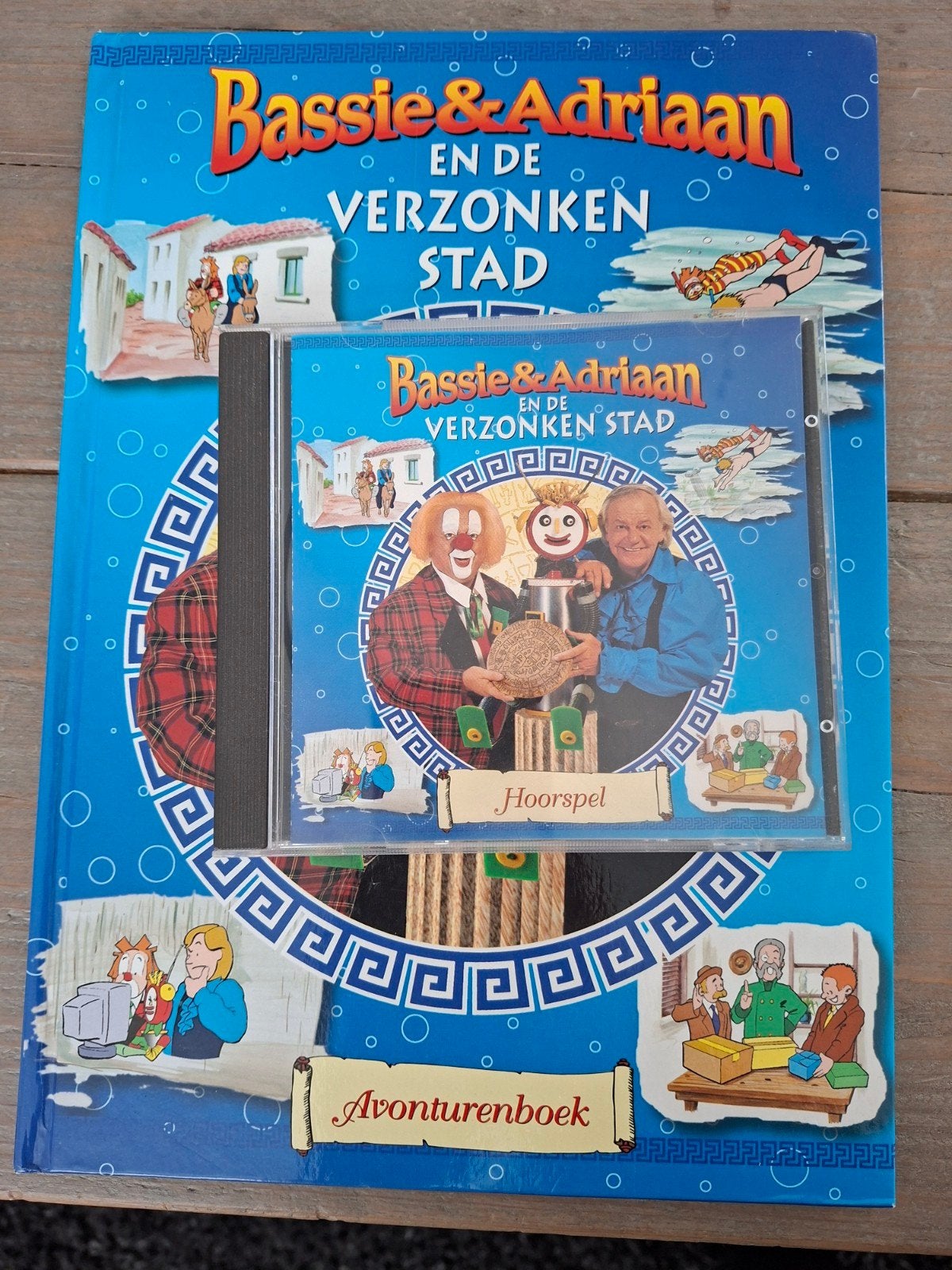 Bassie & Adriaan en de Verzonken Stad - Boek en CD, Boeken, Ophalen of Verzenden
