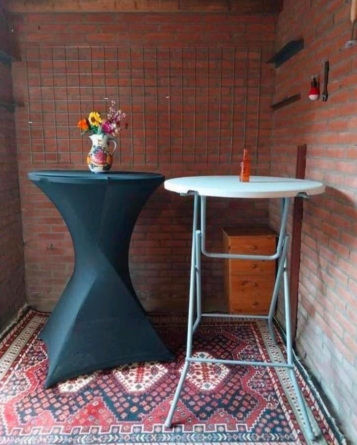 TE HUUR: Statafels met (zwarte) rokken, Ophalen, Gebruikt