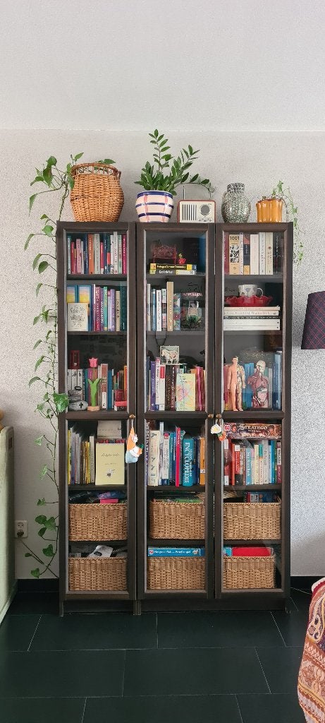 Boekenkast ikea billy donkerbruin met vitrinedeuren, Ophalen, 100 tot 150 cm, 200 cm of meer, Zo goed als nieuw