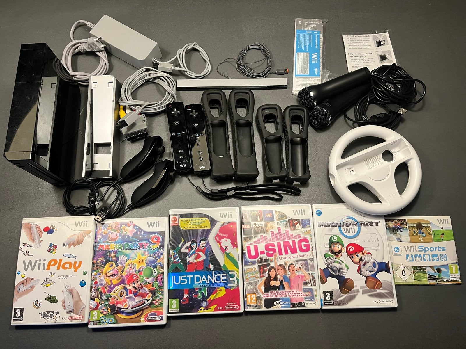 Nintendo Wii Zwart met 5 spellen, stuur en accessoires, Ophalen of Verzenden, Gebruikt, Met 2 controllers, Met games