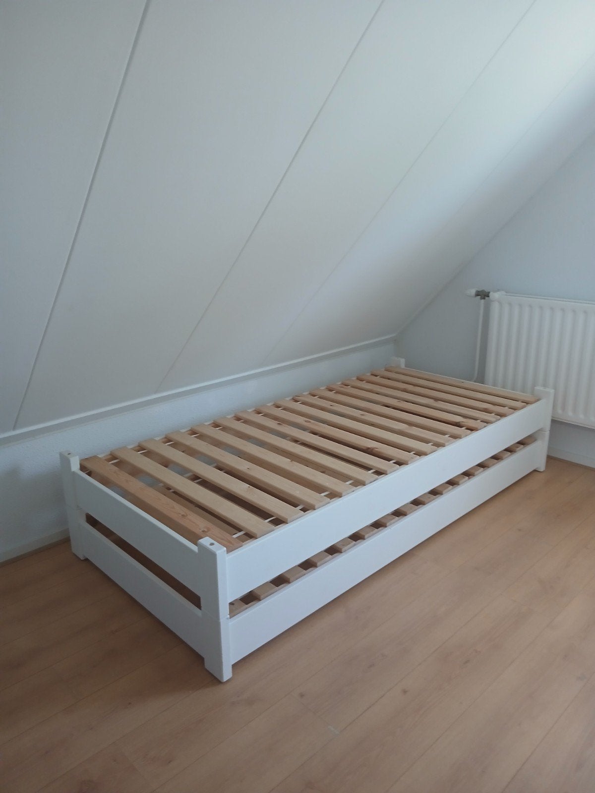 Stapelbaar bed 90x200 massief hout met lattenbodems, Ophalen, 90 cm, Modern, functioneel, Wit