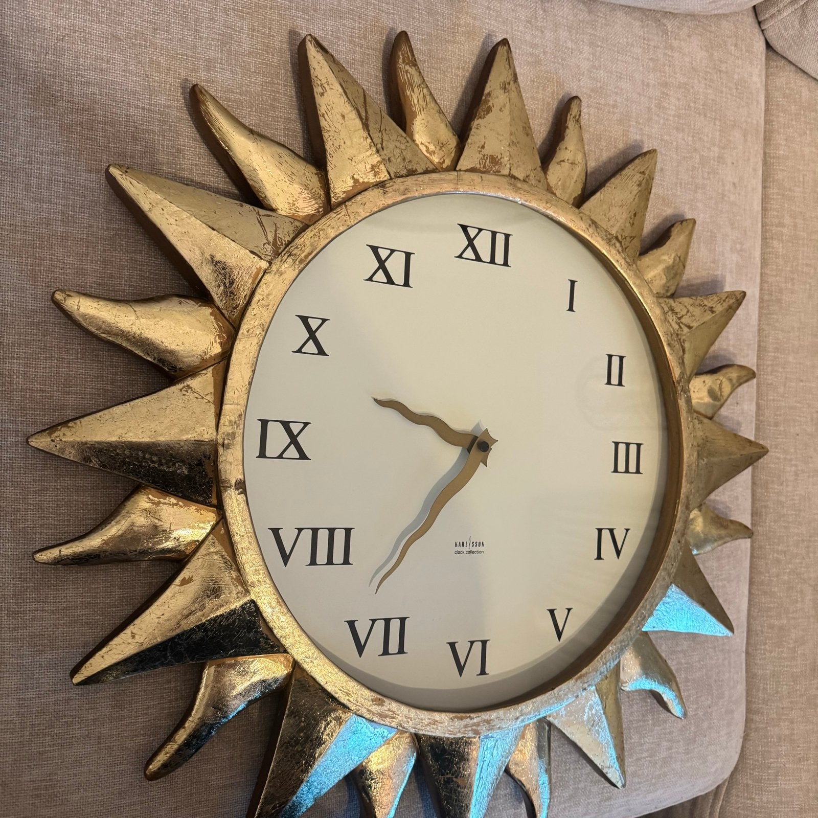 Unieke Karlsson wandklok - Zon design - 53 cm, Huis en Inrichting, Ophalen, Goud, Analoog, Werkt op batterijen