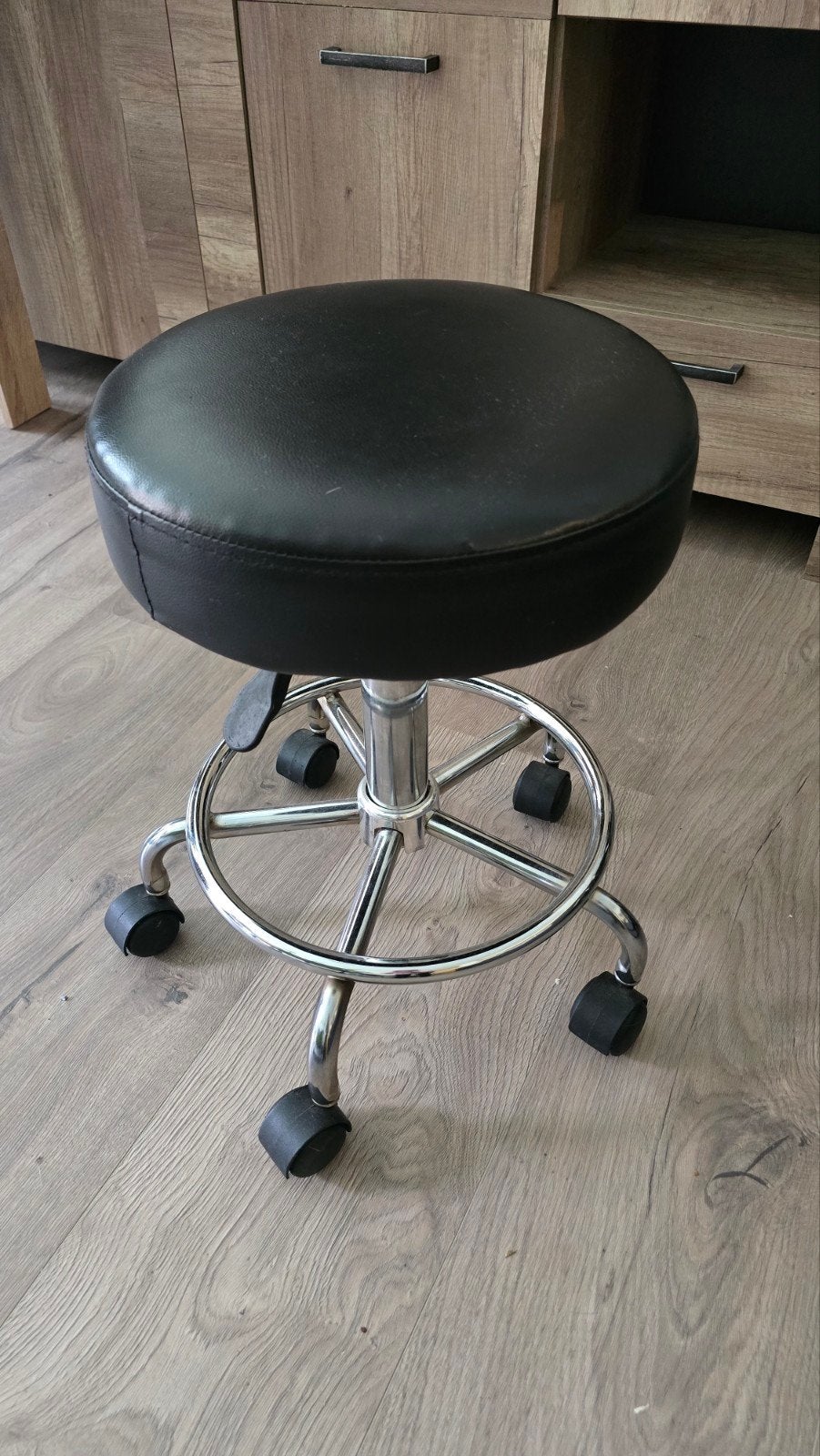 Zwarte kruk op wielen, in hoogte verstelbaar, Huis en Inrichting, Gebruikt, Zwart, Ophalen of Verzenden, Modern, Praktisch