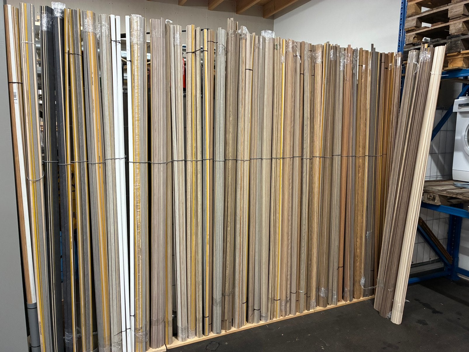 Plakplinten nieuw tientallen kleuren, Doe-het-zelf en Verbouw, Ophalen, Nieuw, Mdf, 200 tot 250 cm