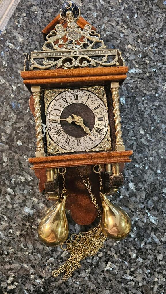Oude nete wandklok, Ophalen