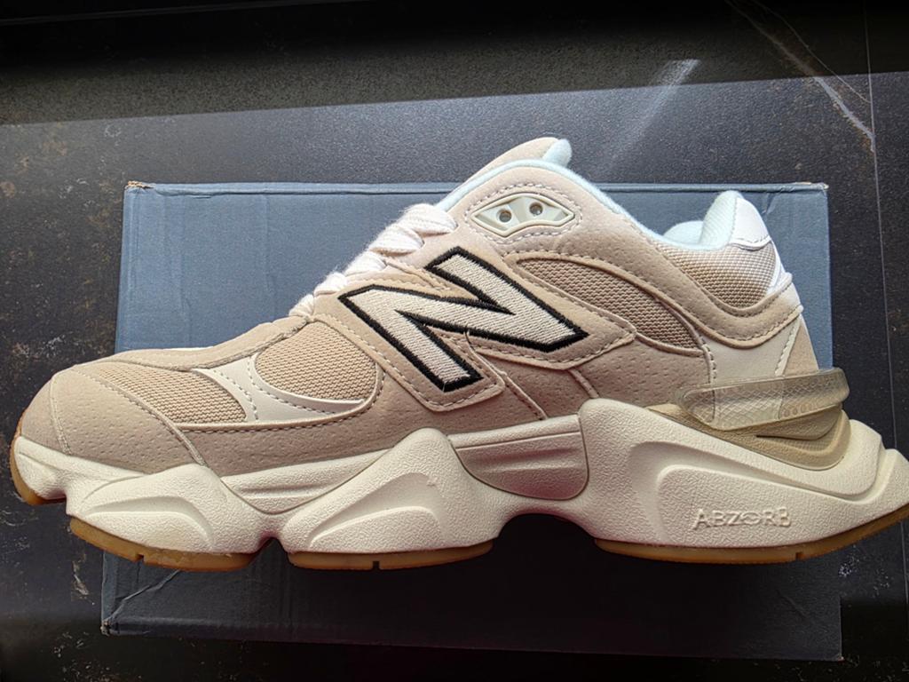 New Balance 9060 maat 41,5, Kleding | Dames, Schoenen, Beige, New Balance, Nieuw, Ophalen of Verzenden