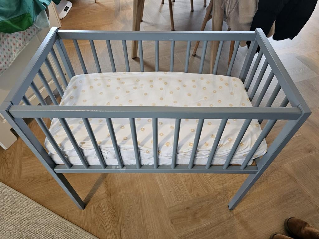 Lichtblauw baby ledikantje, Kinderen en Baby's, Babywiegjes en Ledikanten, Ophalen, Gebruikt, Ledikant