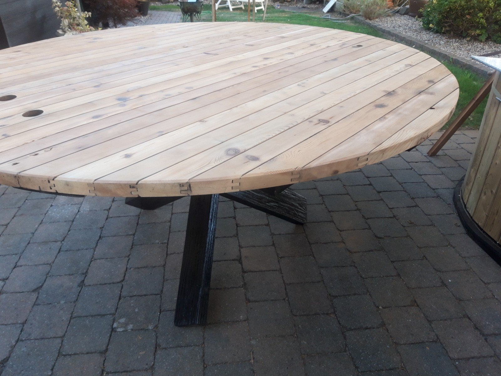 Ronde houten tuintafel met zwart onderstel, Ophalen, Gebruikt, Rond, Hout
