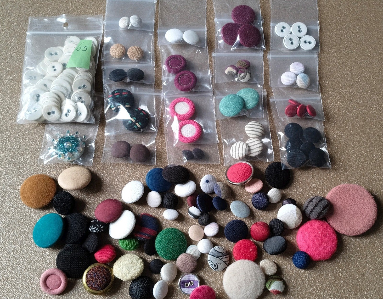 Verzameling stoffen knopen, diverse maten en kleuren, Hobby en Vrije tijd, Verzenden, Zo goed als nieuw, Knoop of Knopen