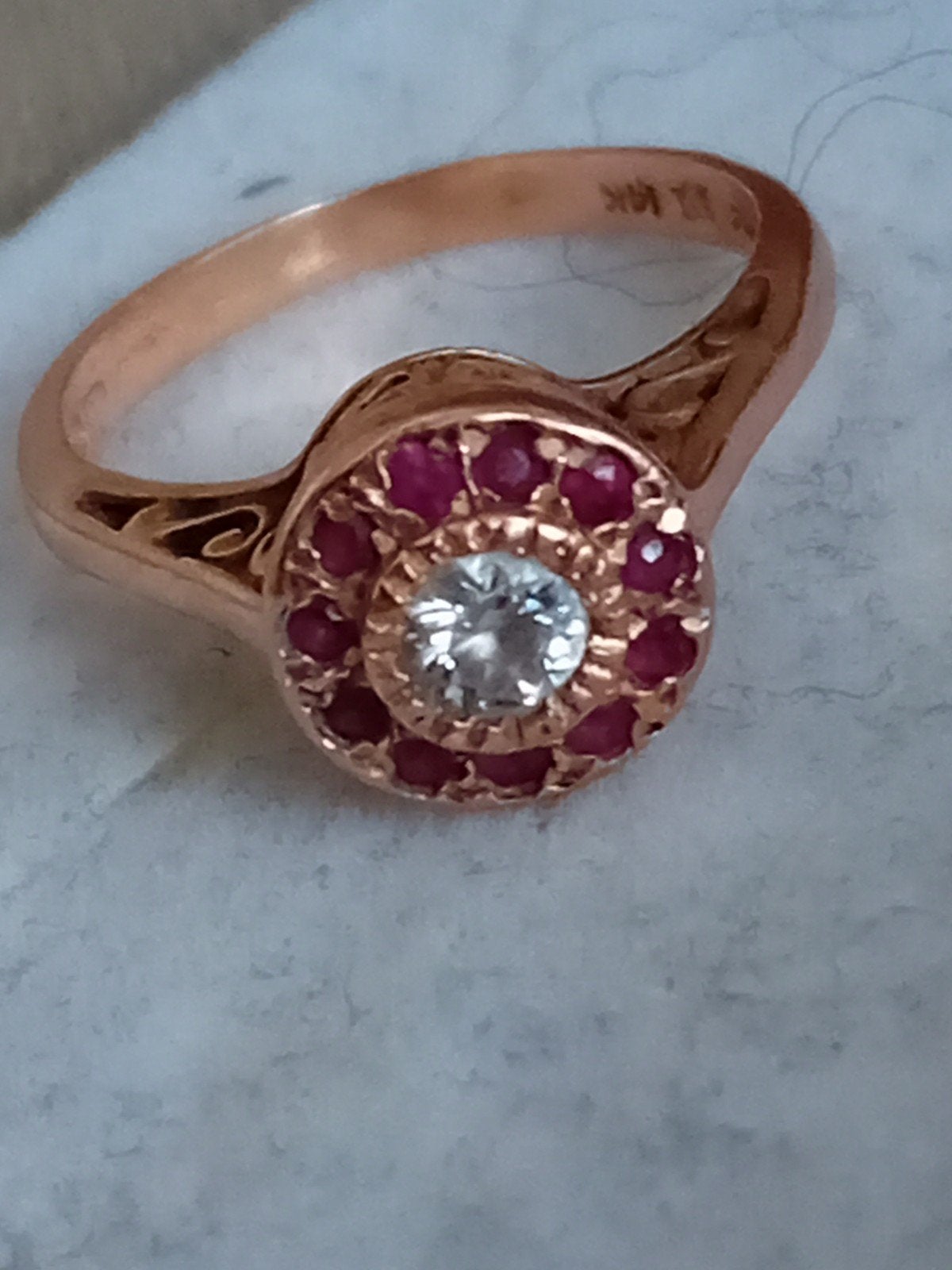 Antieke gouden ring met grote witte steen met 11 robijnen, Ophalen of Verzenden, Goud, Ring, Met edelsteen