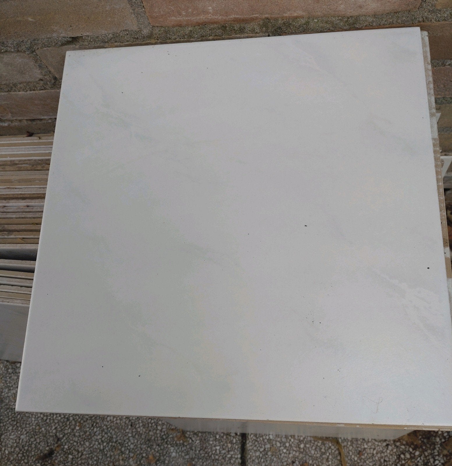 Keramische tegels 30x30 - ca. 7,5 m2, wit met grijs, Doe-het-zelf en Verbouw, Tegels, Ophalen, Keramiek, 5 tot 10 m², Zo goed als nieuw