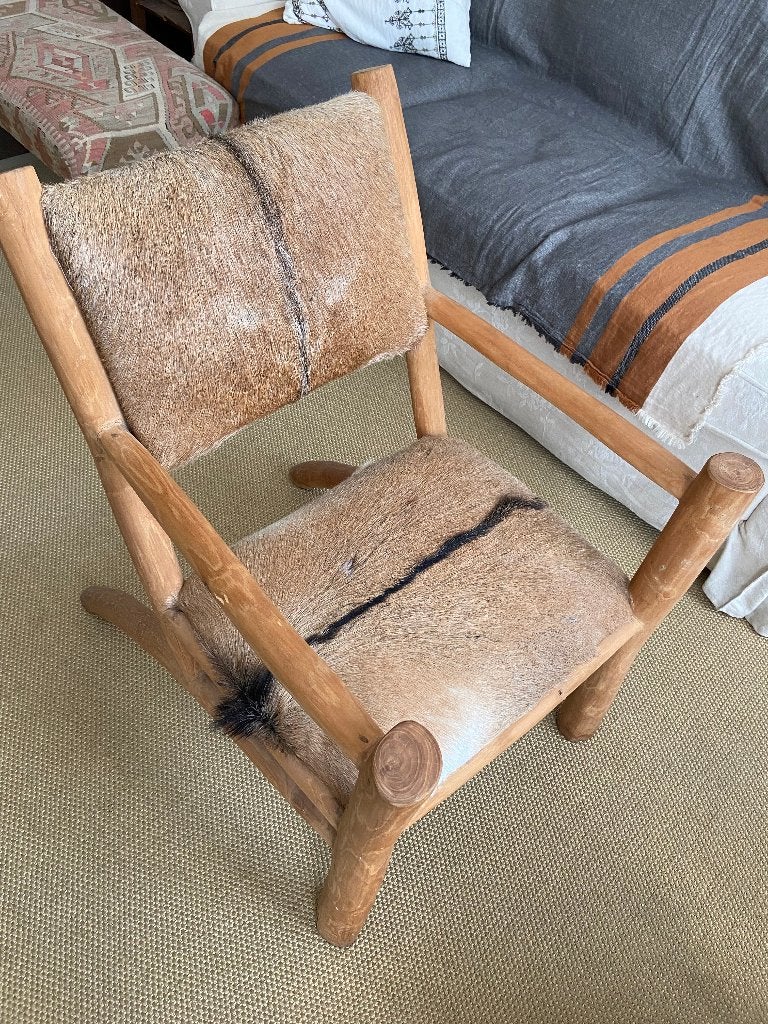 Unieke houten stoel met geitenvel bekleding, Ophalen, Landelijk, Bohemian, scandinavisch, Bruin, Nieuw