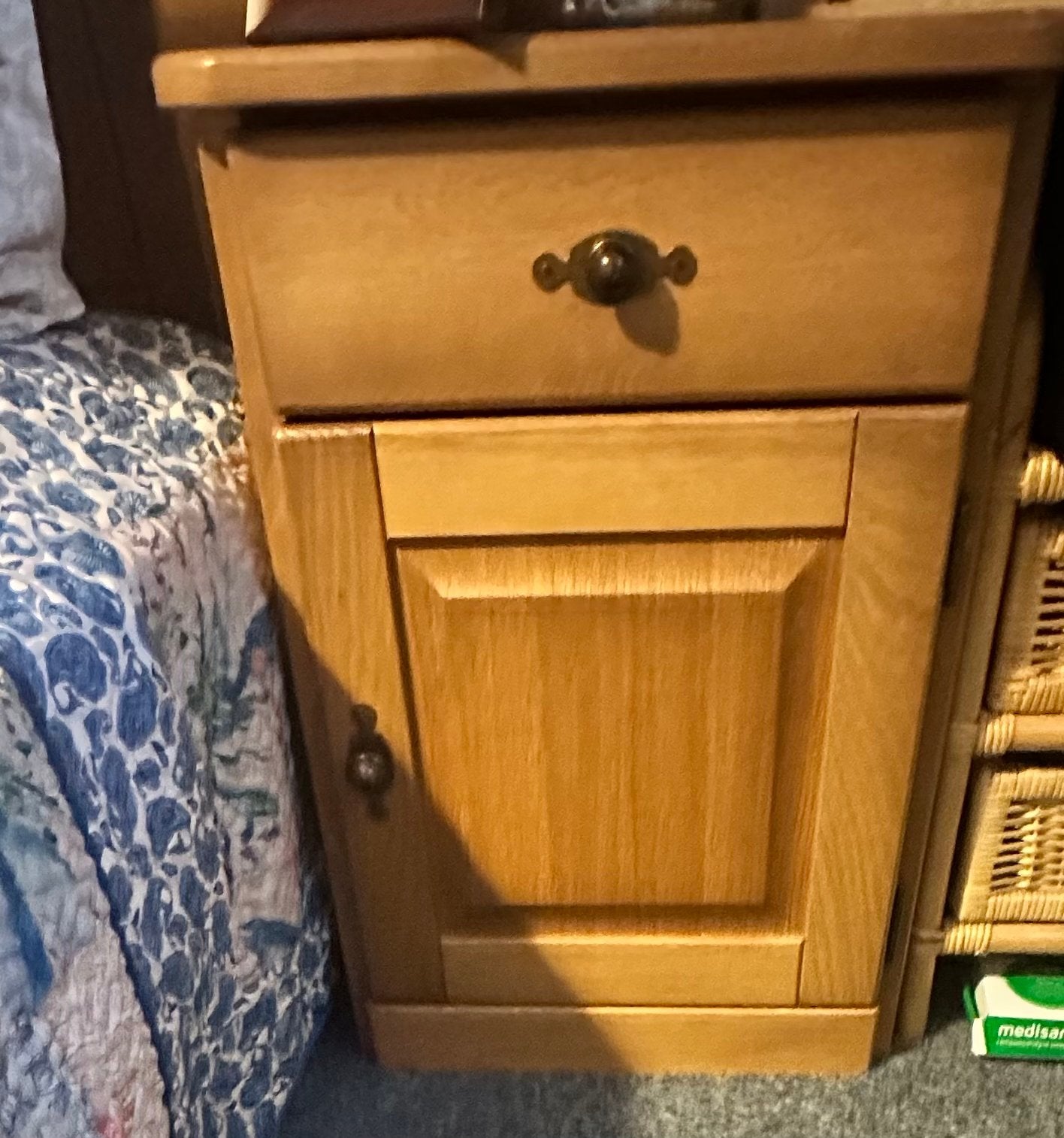 Gratis slaapkamer set: bed, kast, nachtkastjes, tafeltjes, Huis en Inrichting, Slaapkamer | Bedden, Gebruikt, Bruin, Tweepersoons