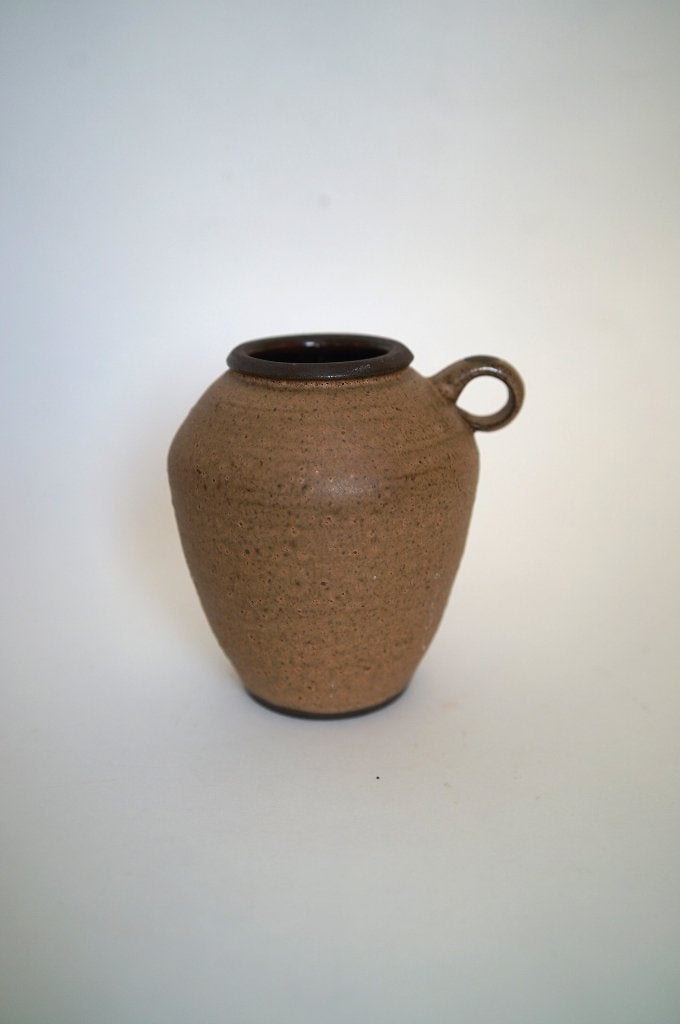 Vintage vaasje met oor bruin keramiek klei donker aardewerk, 12 cm, Bruin, Ophalen of Verzenden, Zo goed als nieuw