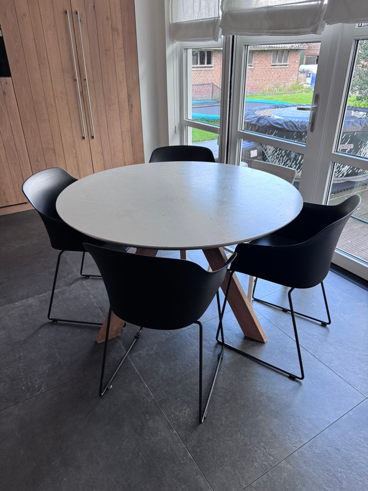 Ronde tafel met zwarte stoelen set, tafel wit met hout, Gebruikt, Rond, Ophalen of Verzenden, Vier personen