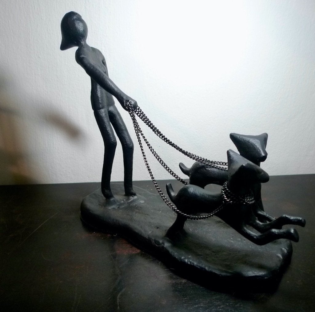 expressief modern sculptuur van een hondenuitlater, Ophalen of Verzenden, Europa, Metaal, Beeld