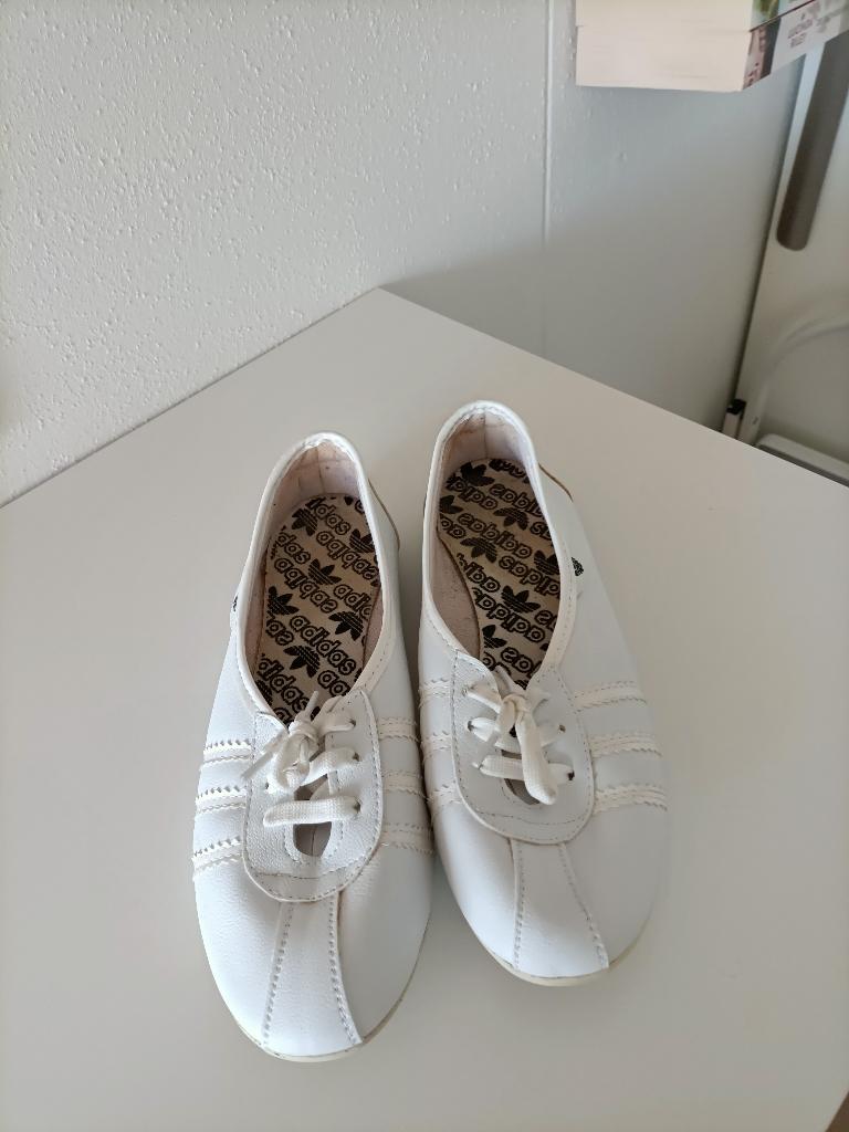 Adidas instappers maat 40, Adidas, Ophalen of Verzenden, Zo goed als nieuw, Wit