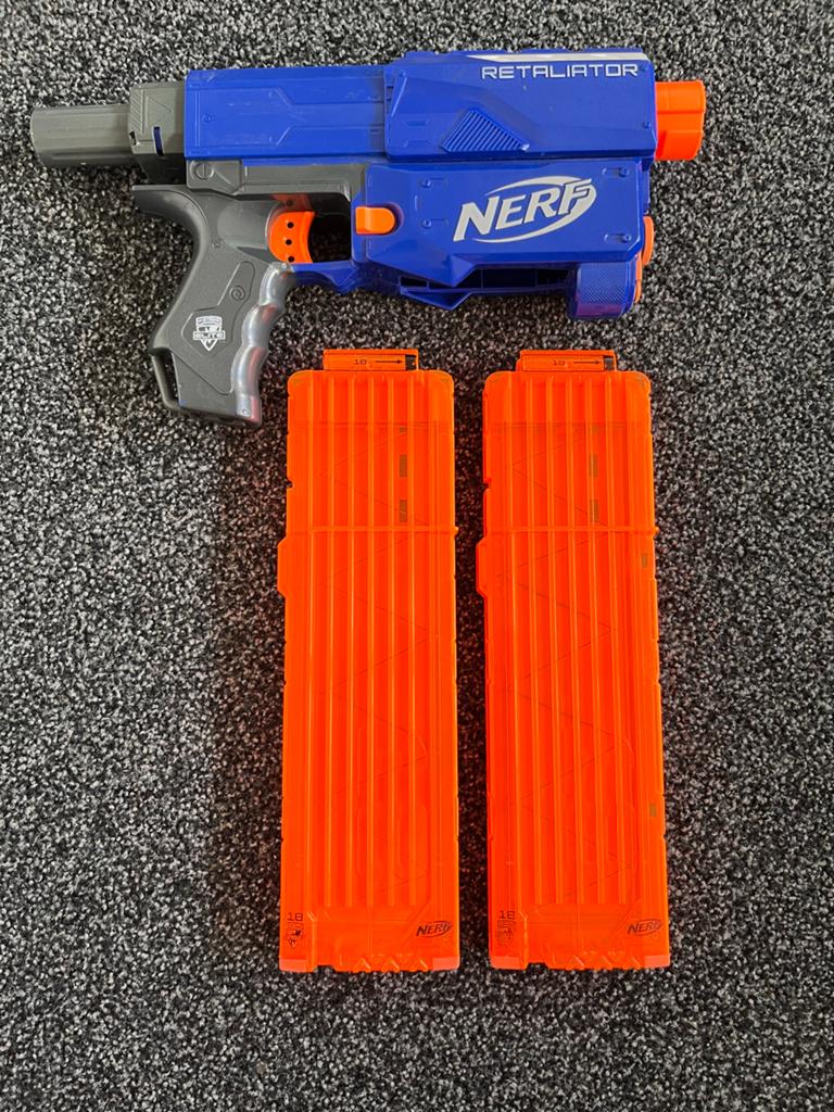 Nerf Retaliator Blaster met 2 magazijnen, Kinderen en Baby's, Speelgoed | Buiten | Actiespeelgoed, Ophalen of Verzenden, Zo goed als nieuw