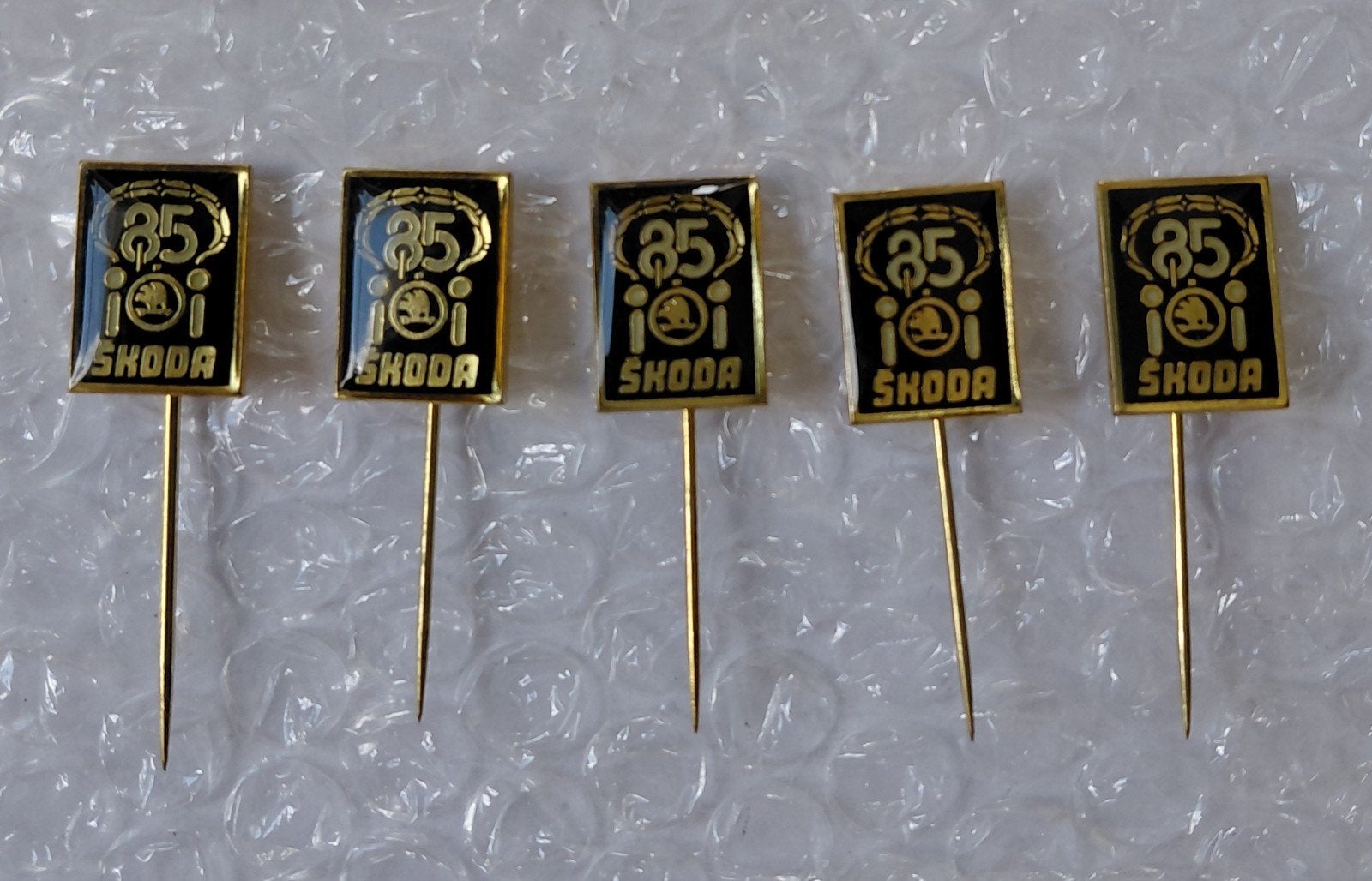 Set van 5 Skoda 85 jubileum speldjes/pins, Ophalen of Verzenden, Zo goed als nieuw, Merk, Speldje of Pin