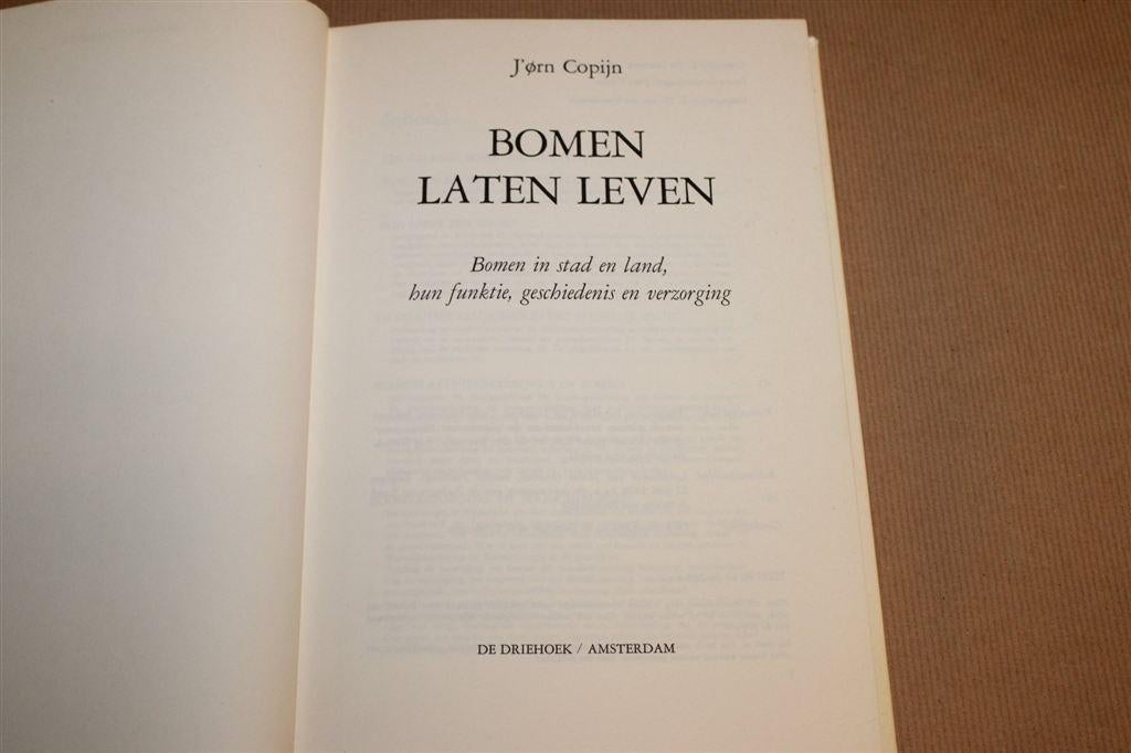 Bomen Laten Leven — Functie Geschiedenis & Verzorging, Boeken, Natuur, Ophalen of Verzenden, Gelezen, Bloemen, Planten en Bomen