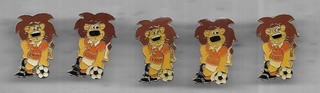 DE NEDERLANDSE LEEUW 5 PINS VOETBAL, Verzamelen, Speldjes, Pins en Buttons, Zo goed als nieuw, Speldje of Pin, Sport, Ophalen of Verzenden