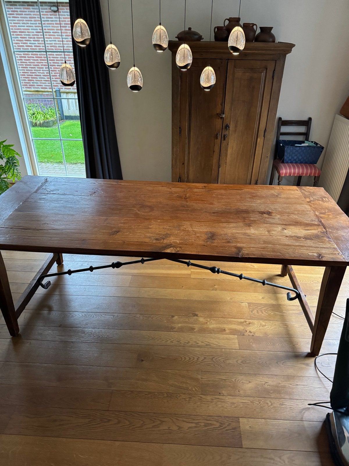 Robuuste houten eettafel met smeedijzeren onderstel, Ophalen