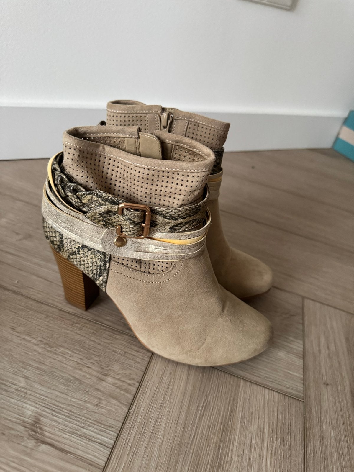 Beige enkellaarsjes met hak en slangenprint details, Kleding | Dames, Schoenen, Ophalen of Verzenden, Gedragen, Beige, Lage of Enkellaarzen
