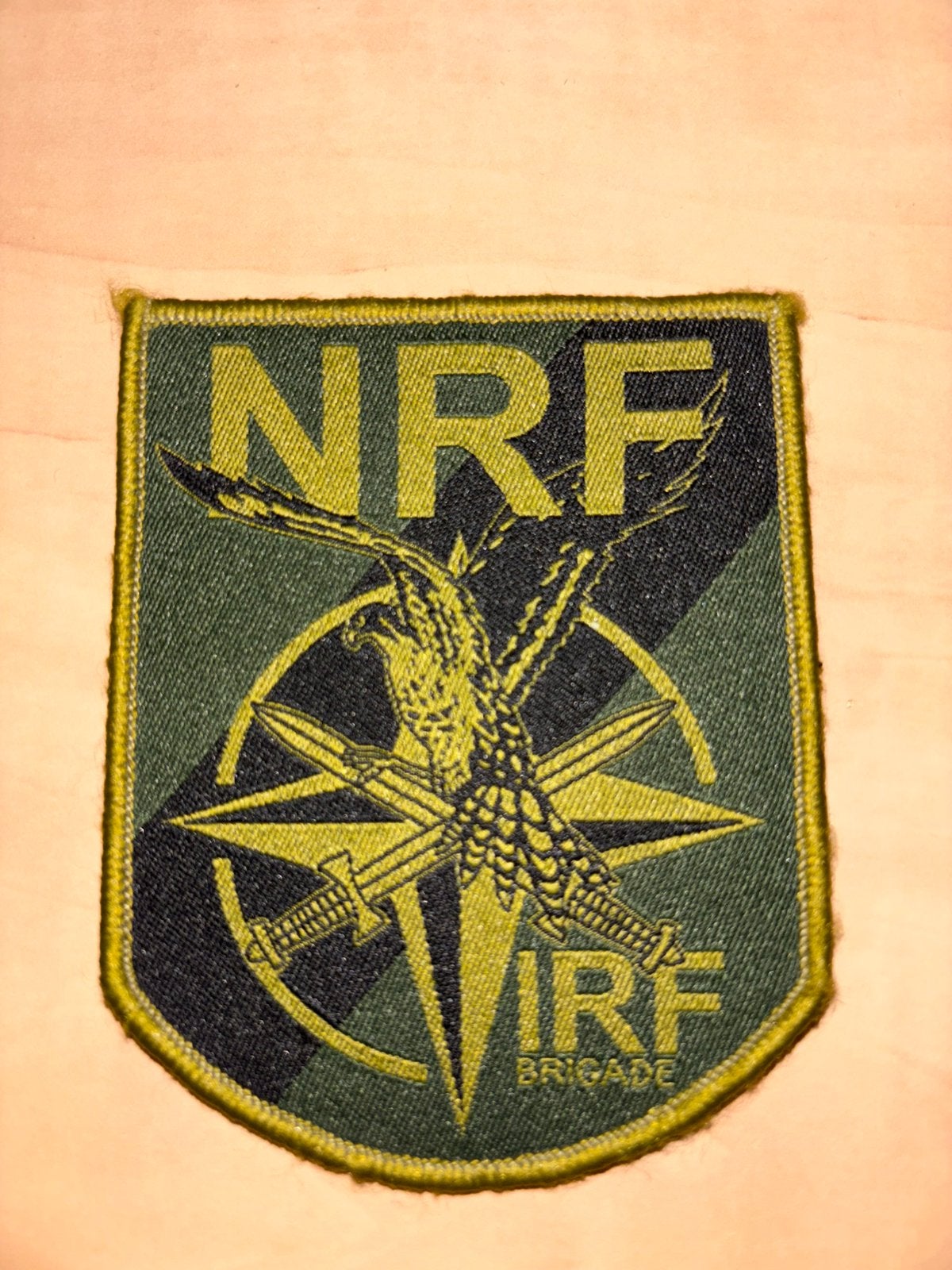 Mouwembleem NRF IRF luchtmobiele brigade, Verzamelen, Verzenden, Landmacht, Nederland, Embleem of Badge