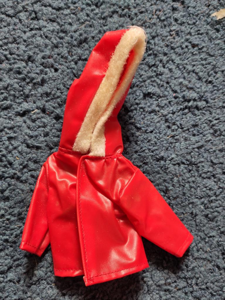 Barbie jasje rood made in Hong Kong, Verzamelen, Poppen, Ophalen of Verzenden, Gebruikt, Kleertjes