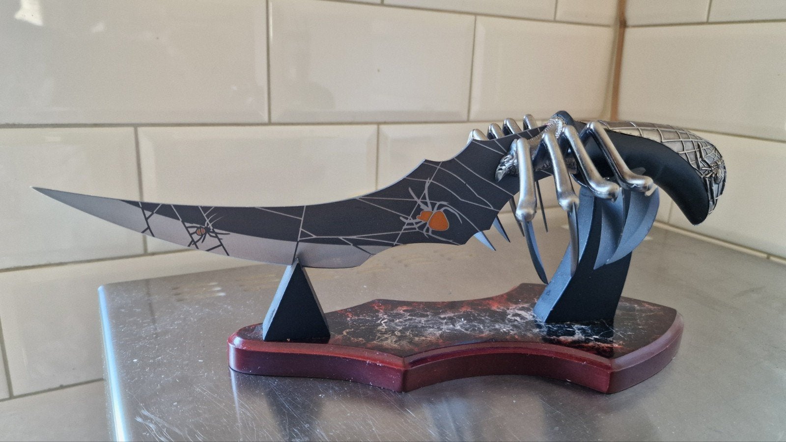 Spider Fantasy Dolk met Standaard - Uniek Decoratiestuk, Ophalen of Verzenden, Zo goed als nieuw