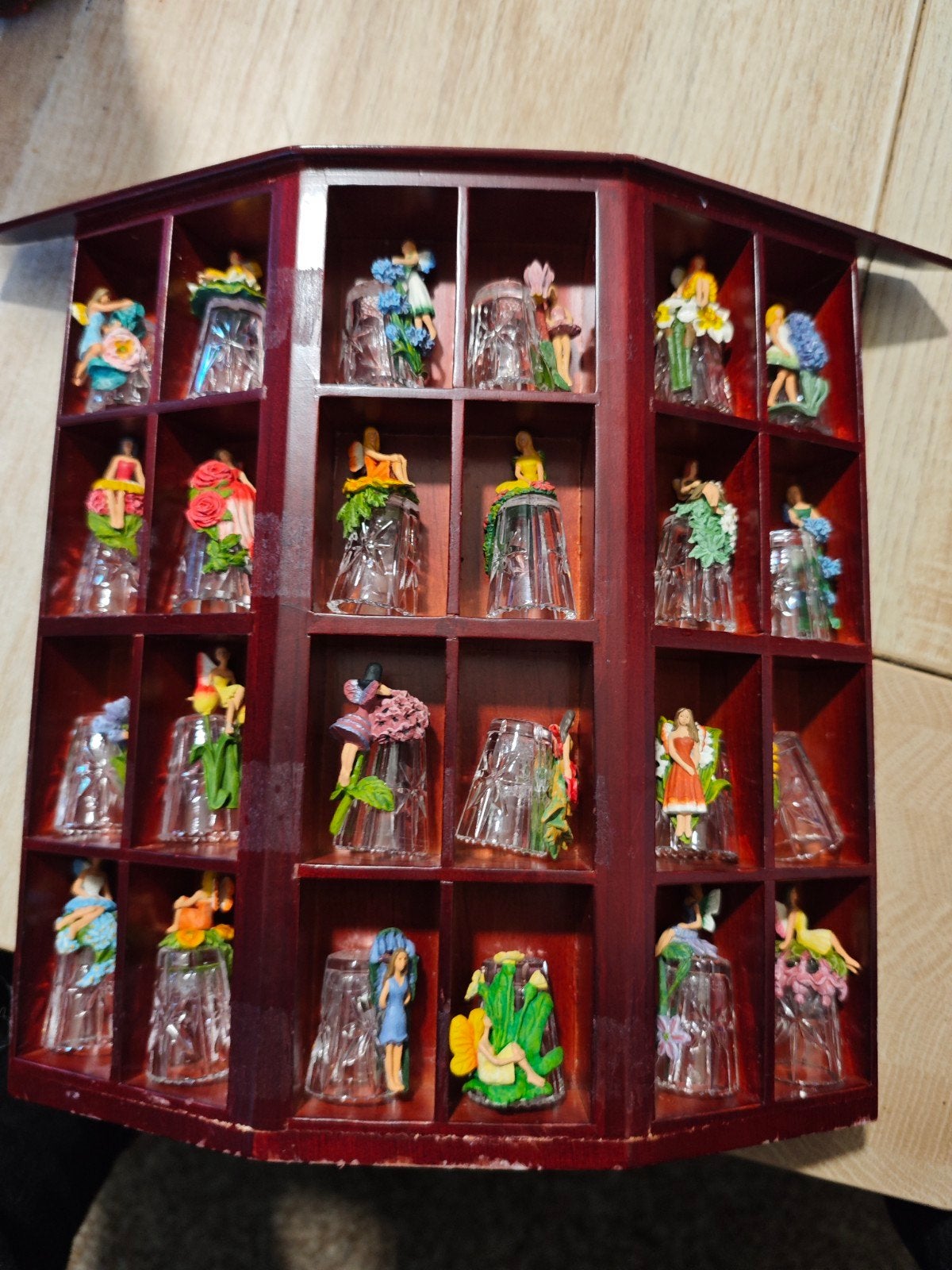 Verzameling van 24 elfjes vingerhoedjes in houten kast, Verzamelen, Ophalen of Verzenden