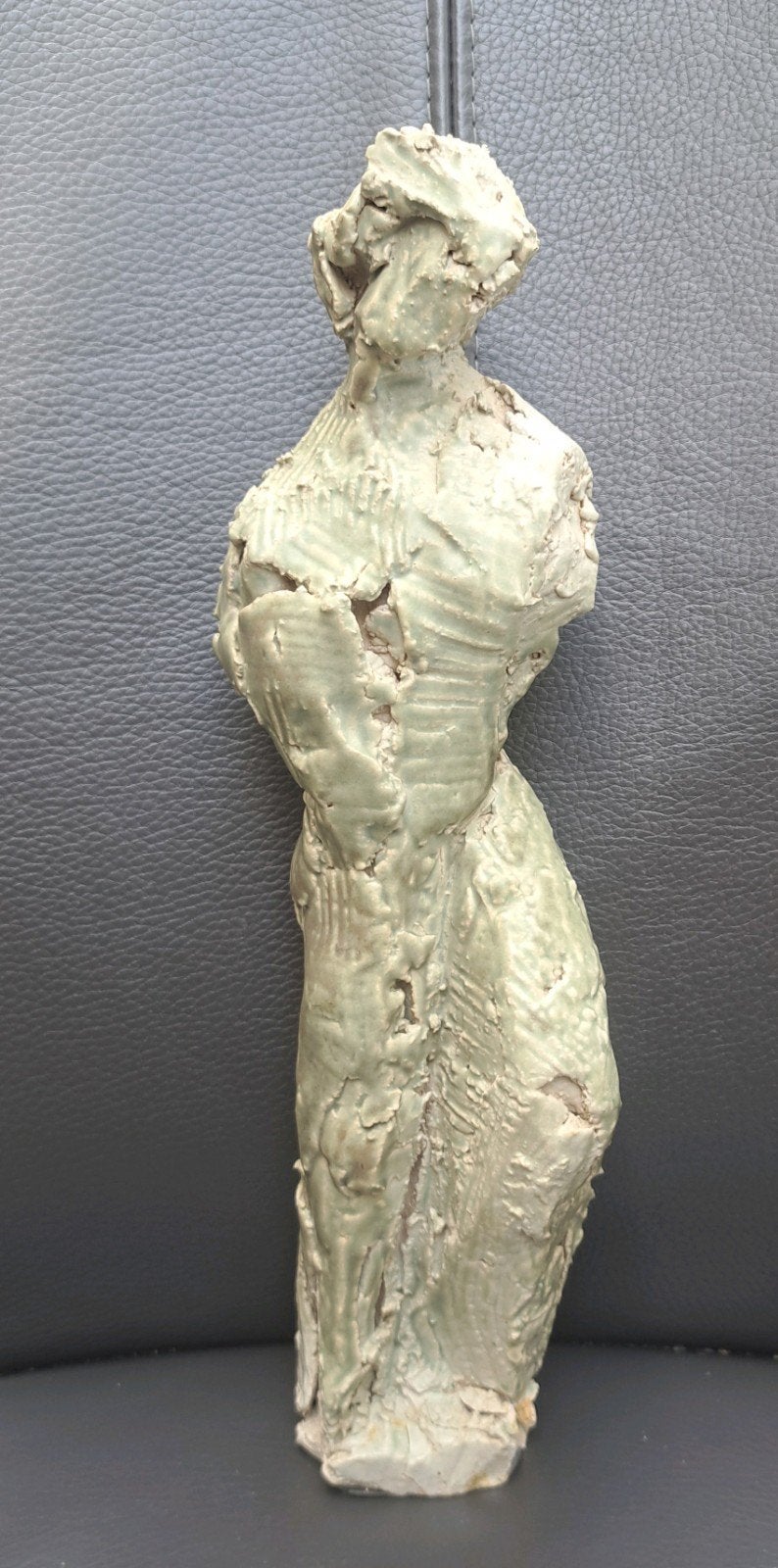 Stenen pop. Groen / beige 33cm hoog 8cm breed, Ophalen of Verzenden, Steen of Keramiek, 20 - 50 cm, Groen
