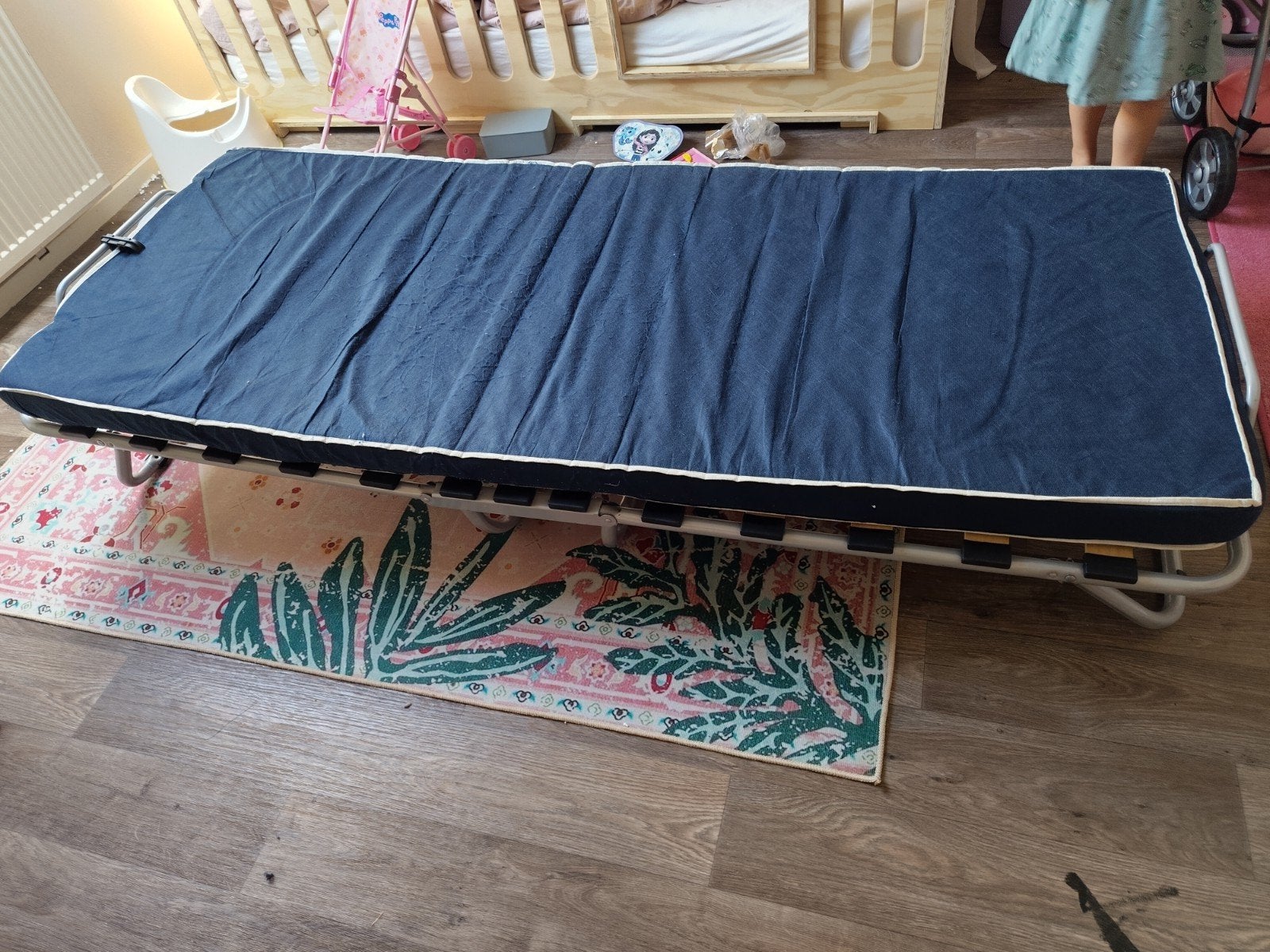 Inklapbaar logeerbed met matras, Huis en Inrichting, Ophalen, Gebruikt, Eenpersoons, Blauw