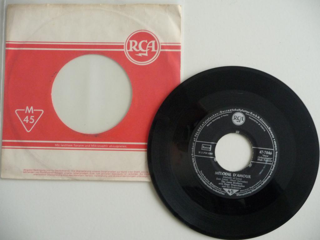single THE AMES BROTHERS -MELODIE D'AMOUR- RCA RECORDS 1957, Gebruikt, Overige genres, 7 inch, Single