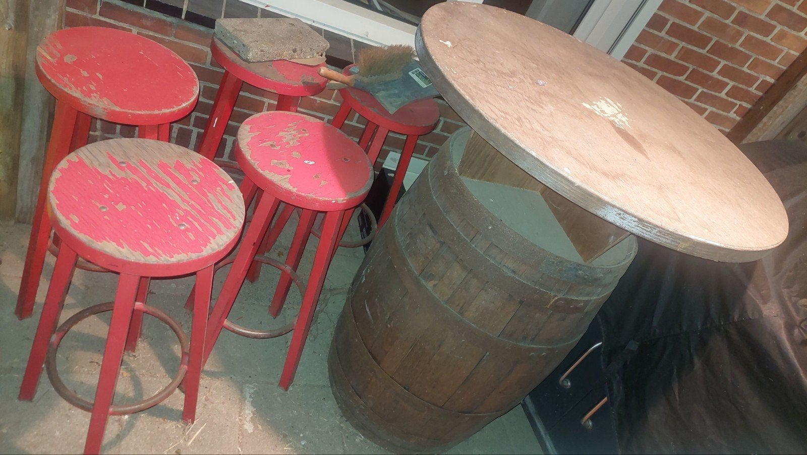 hangtafel met 5 barkrukken,wijnvat-hangtafel,mancave,cafe, Ophalen, Gebruikt