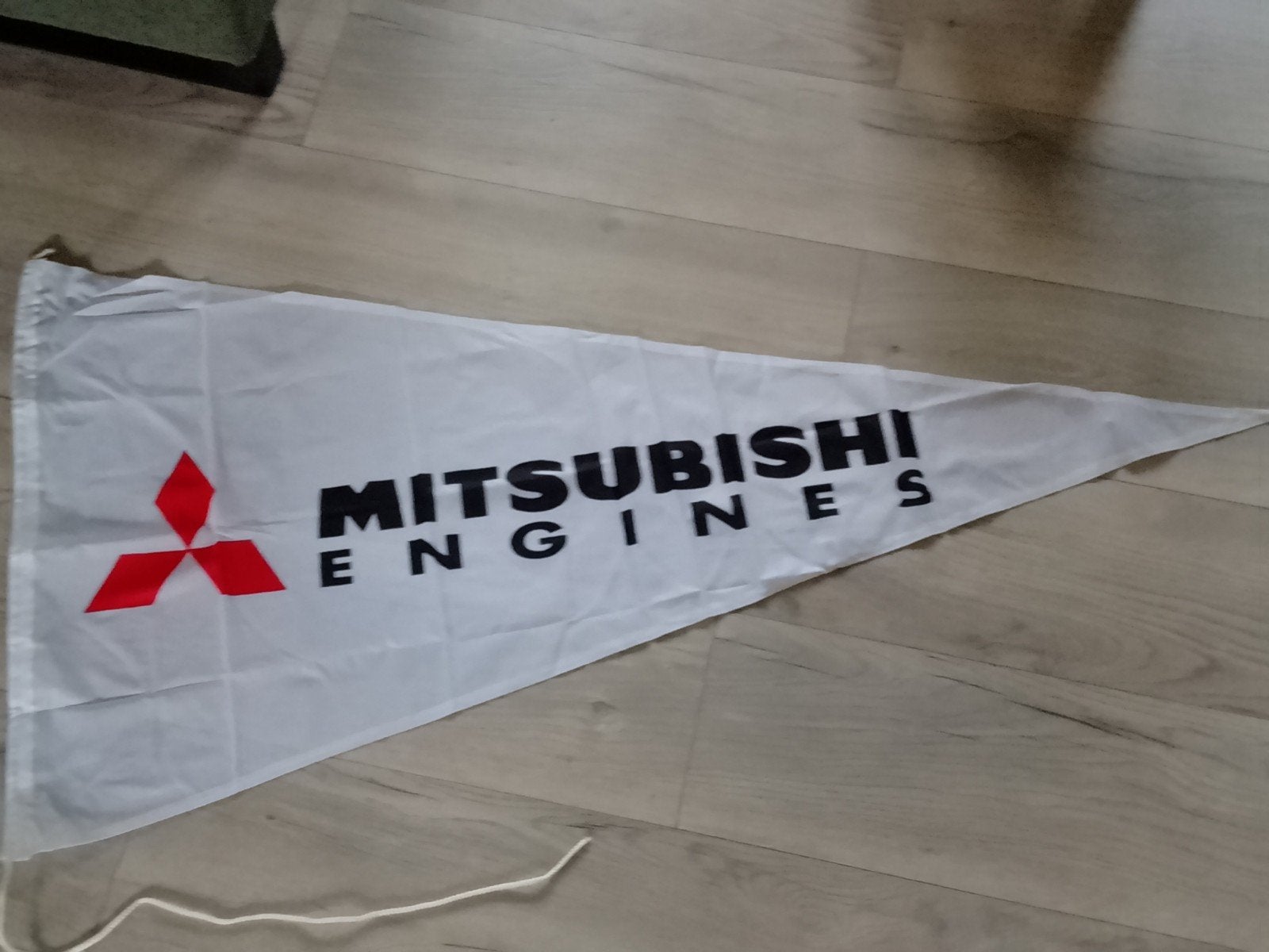 Mitsubishi Engines vlag / wimpel - Nieuw, Diversen, Ophalen of Verzenden