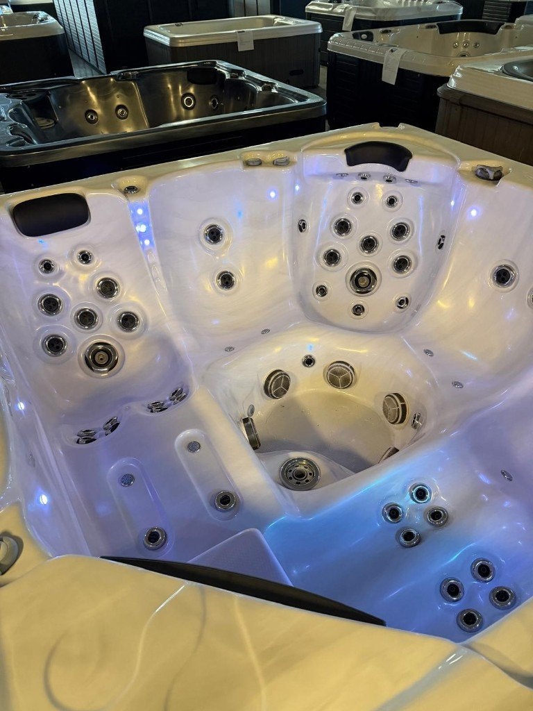 Luxe 5-persoons jacuzzi – 2 ligplaatsen, Ophalen, Zo goed als nieuw, Afdekzeil, Vast