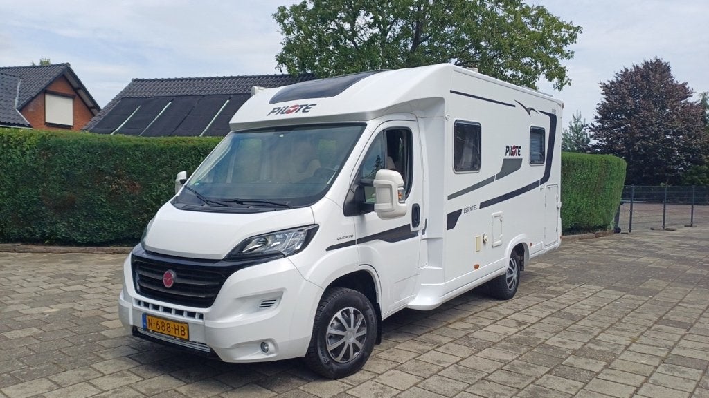 Foto 2 van Te koop: Prachtige, Pilote Essentiel P650 met Queensbed